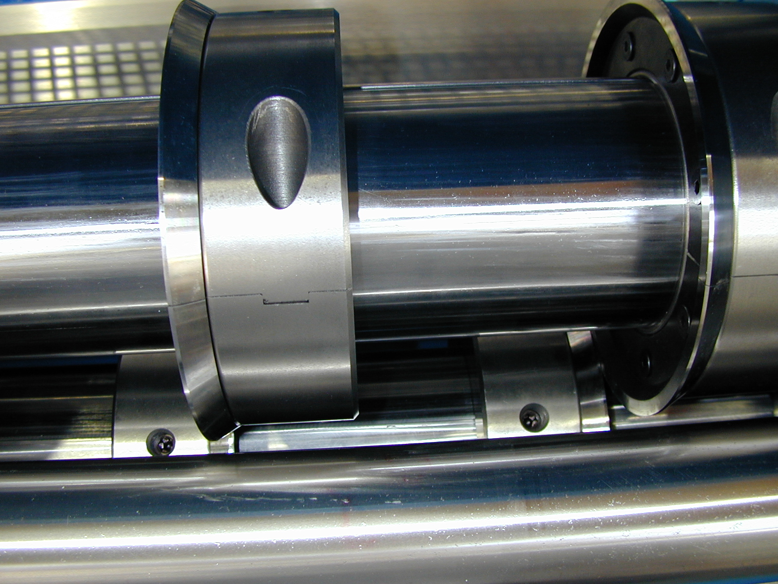 Längsschneider mit geteilten Messern