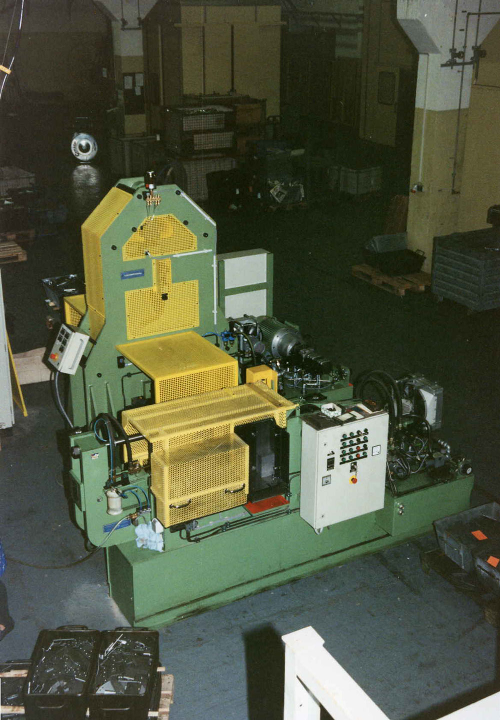 Scharnier-Rollautomat Typ SRA 6/120 mit nachgeschalteter Kalibrierstation