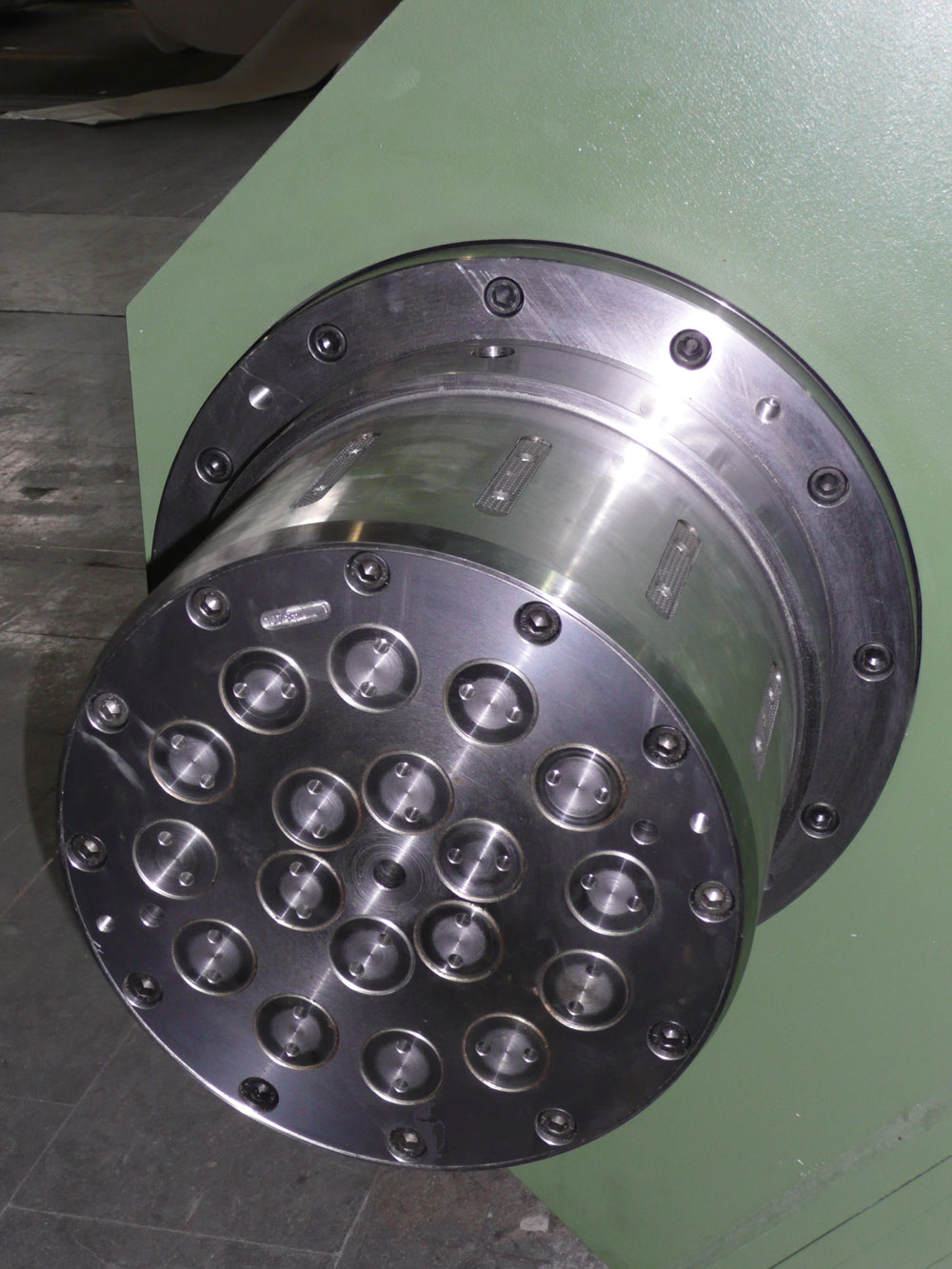 Pneumatisch-mechanisch betätigter Spannkopf (mittels Federkraft expandierend, pneumatisch lösend).