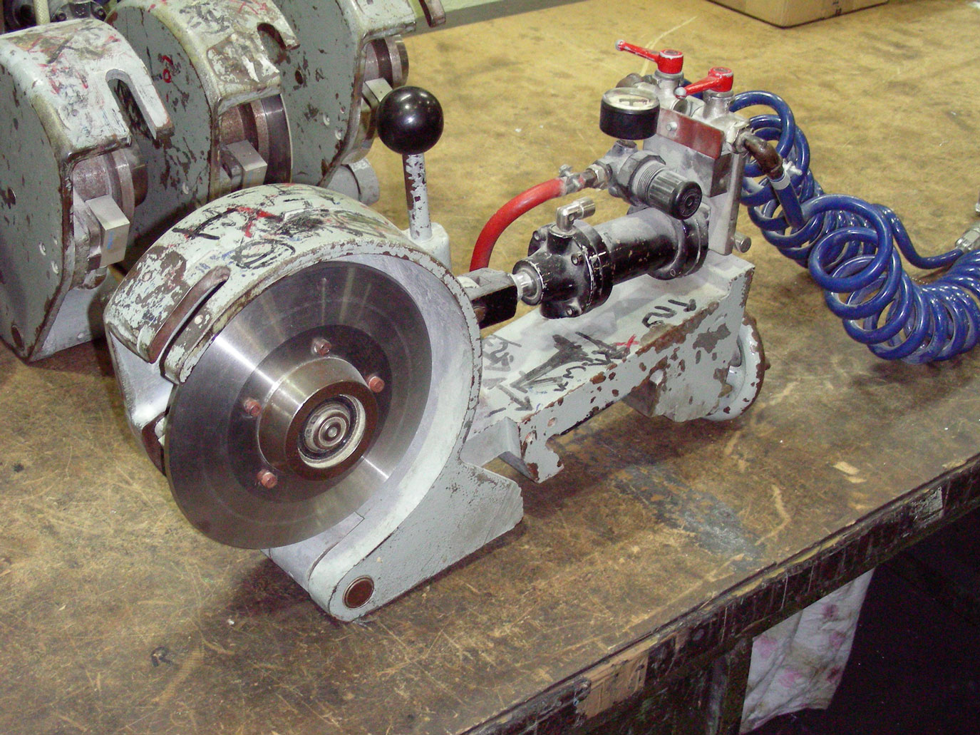 Pneumatischer Obermesserhalter vor der Überholung